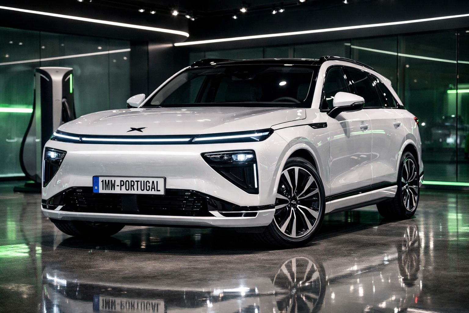 Carro elétrico branco moderno estacionado num espaço interior com poste de carregamento ao fundo.