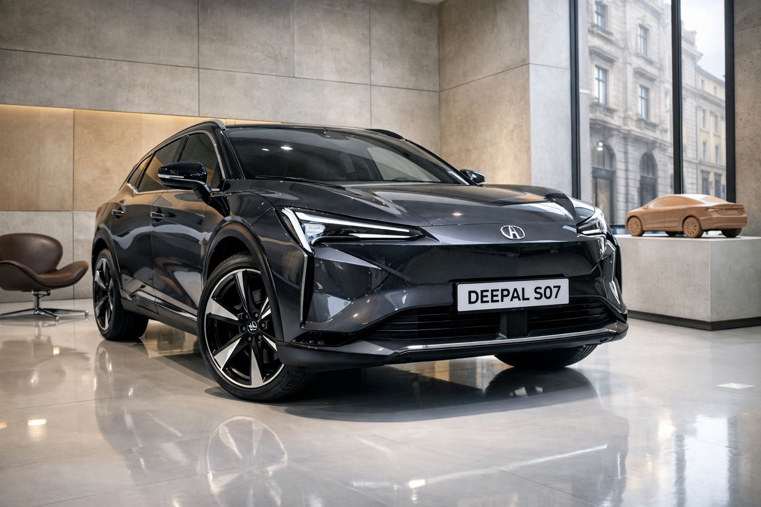 Carro elétrico cinzento Deepal S07 exhibido em interior moderno e minimalista com janelas grandes.