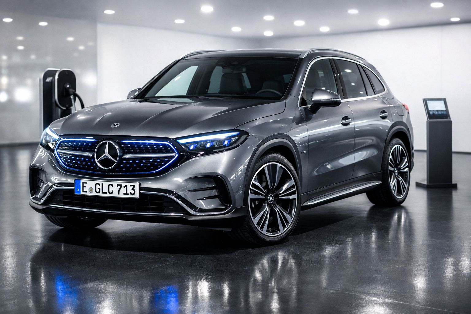 Carro elétrico Mercedes-Benz cinzento estacionado em sala com carregador ligado.